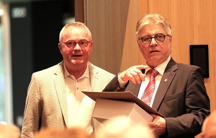 Hoher Besuch in Hohenhausen: Auch der Präsident des Fußball- und Leichtathletikverbandes Westfalen, Manfred Schnieders (links), gab sich die Ehre. Auch er dankte Werner Fritzensmeier für seine Arbeit. - © Oliver König