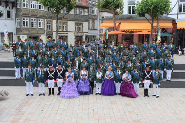 Eine starke Gemeinschaft: Die Schützengesellschaft Bad Salzuflen blickt auf eine 450-jährige Geschichte zurück und präsentiert sich hier mit drei Lippischen Schützen. - © Privat