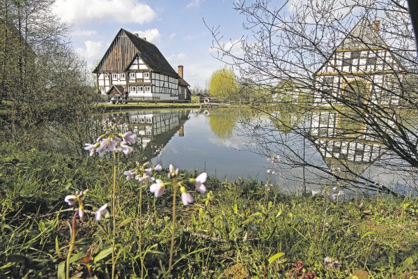 Idylle: Das Paderborner Dorf im Freilichtmuseum Detmold, dem Publikumsmagneten unter den LWL-Museen. - © LWL/Jähne