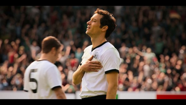 Schauspieler Klaus Steinbacher in seiner Rolle als Franz Beckenbauer in «Der Kaiser». - © Eckhard Jansen/Bavaria Fiction/Sky Studios/dpa