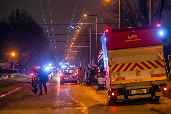 In einem Mehrfamilienhaus nahe Lyon sind bei einem Brand mindestens zehn Menschen ums Leben gekommen. - © Olivier Chassignole/AFP/dpa