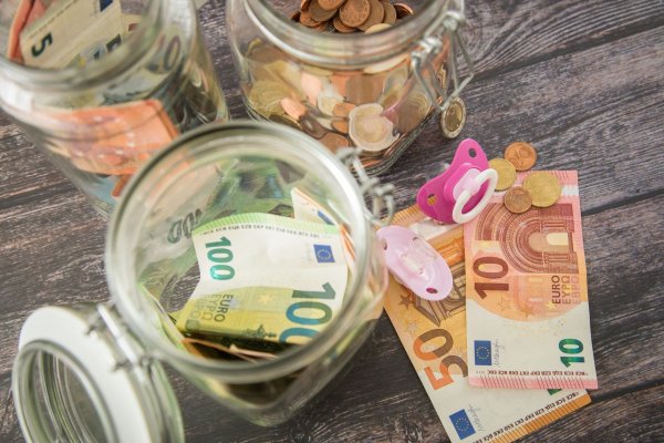 Mehr Geld für die Familienkasse: Ab 2023 steigen die Beträge bei Kindergeld und Kinderzuschlag. - © Christin Klose/dpa-tmn