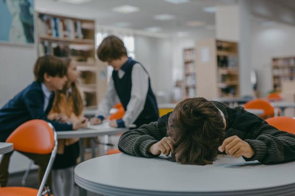 Schlechter Start: Derzeit geht Finn ohne den von Arzt und Therapeuten empfohlenen Schulbegleiter in seine Klasse. Das setzt den Sechsjährigen stark unter Druck und macht ihm Angst.  - © Symbolbild: Mikhail Nilov/Pexels