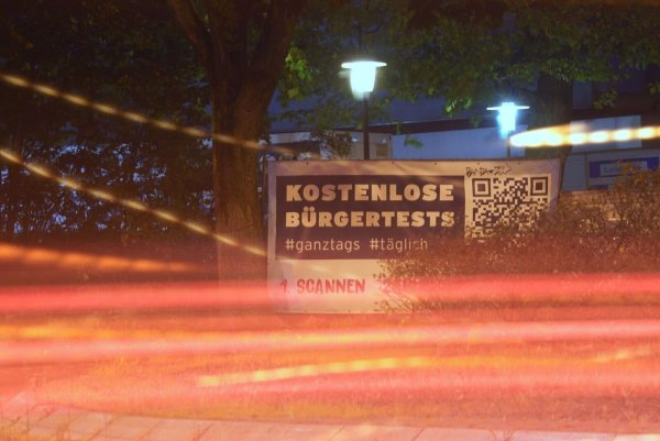 Eine Corona-Teststation in Hamburg. - © Marcus Brandt/dpa