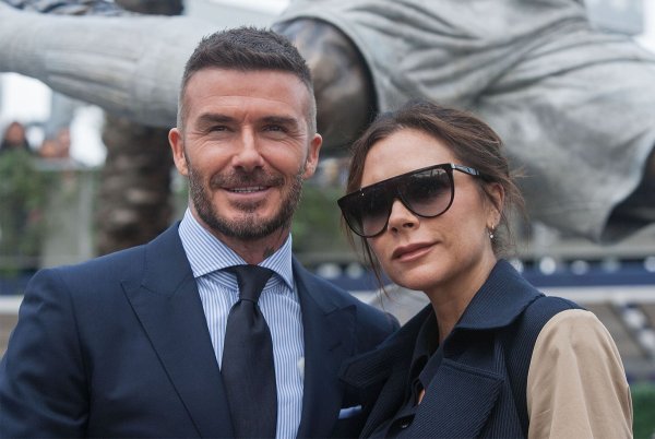 Victoria Beckham zieht ihren Mann David in einem Instagram-Clip für einen Haarschneide-Unfall auf. (Archivbild) - © Javier Rojas/Zuma Press/dpa