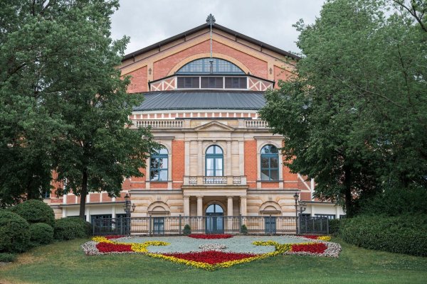 Das Bayreuther Festspielhaus am Grünen Hügel. (Archivbild) - © Daniel Vogl/dpa