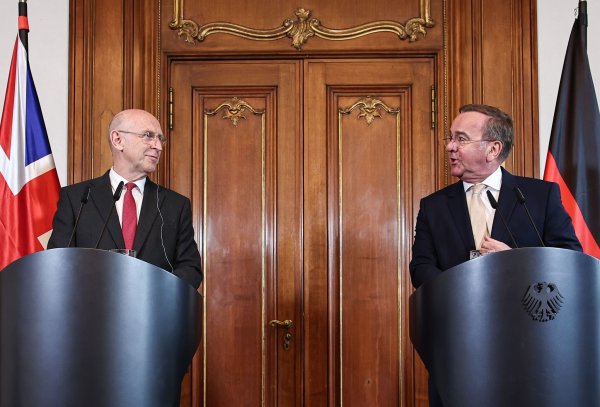 Der britische Verteidigungsminister Joh Healey und Bundesverteidigungsminister Boris Pistorius leiten gemeinsam die virtuelle Sitzung der Ukraine-Kontaktgruppe. (Archivbild) - © Hannes P. Albert/dpa