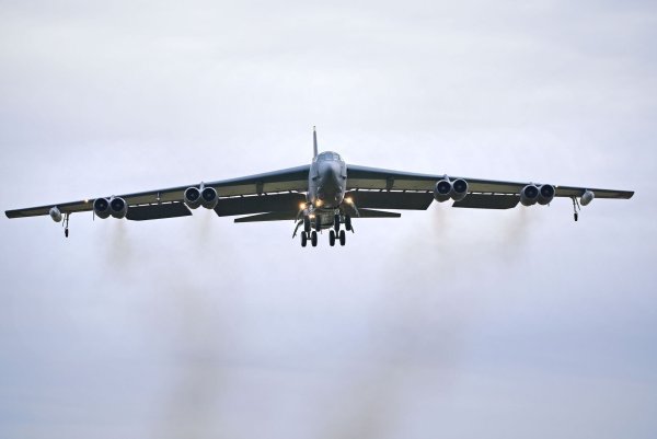 Ein US-Passagierflugzeug musste einem Militärflugzeug ausweichen. (Symbolbild) - © Ben Birchall/PA Wire/dpa