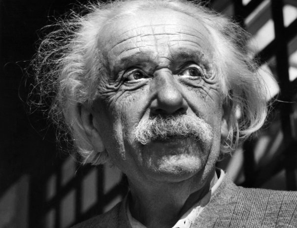 Einstein hatte mit der Relativitätstheorie das Weltbild der Physik revolutioniert. (Archivbild) - © -/AP/dpa