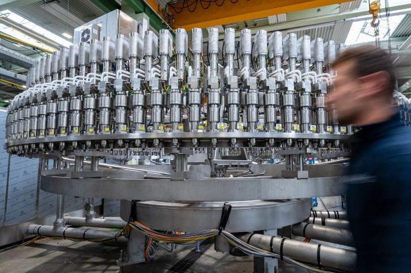 Die Zahl der Beschäftigten in der Metall- und Elektroindustrie ist erneut deutlich zurückgegangen. (Archivbild) - © Armin Weigel/dpa