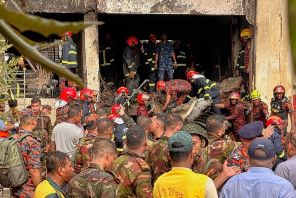 Einsatzkräfte arbeiten an der Unglücksstelle. - © Al-emrun Garjon/AP/dpa