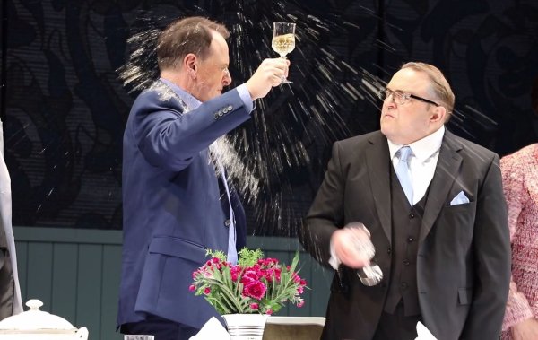 Gustav Peter Wöhler und Markus Hottgenroth spielen Vater Helge und Sohn Christian. - © Jannik Stodiek