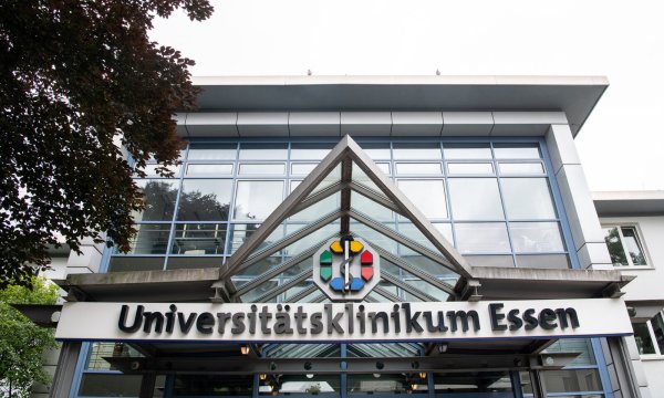 Der angeklagte Mediziner aus Detmold praktizierte am Universitätsklinikum Essen. - © Marcel Kusch/dpa