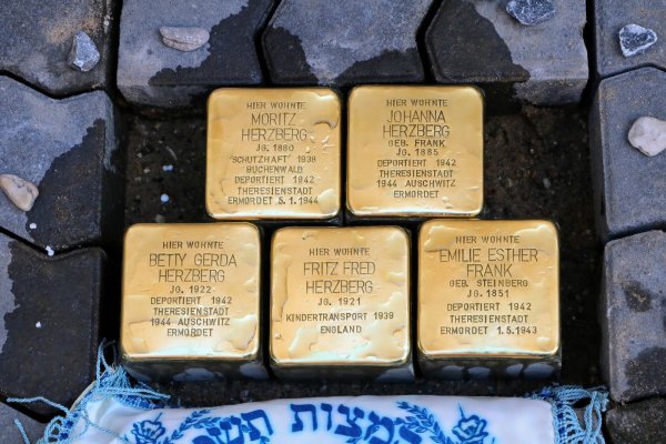 2020 sind in der Karlstraße fünf Stolpersteine in Gedenken an die Familie Herzberg vor ihrem ehemaligen Wohnhaus verlegt worden. - © Archivfoto: Yvonne Glandien