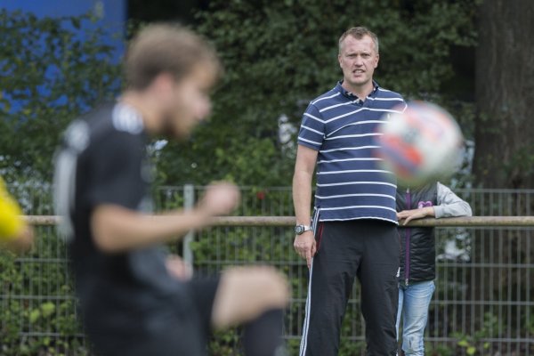 Alles im Blick: SuS-Trainer Carsten Skarupke. - © Egon Penner