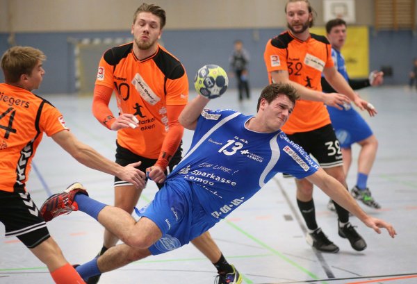 Mit Zug zum Tor: Lemgos Alexander Engelhardt setzte sich gegen die Ahlener Kevin Wiegers, Kai Beskton und Luca Werner (von links) durch. - © Paul Cohen