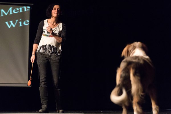 Gibt konkrete Tipps: Maike Maja Nowak mit Australian Shepherd „Juna" auf der Bühne des Sommertheaters. - © Torben Gocke