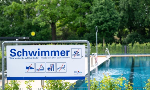 Die Berliner Bäderbetriebe haben ihr neues Sicherheitskonzept vorgestellt. - © Monika Skolimowska/dpa