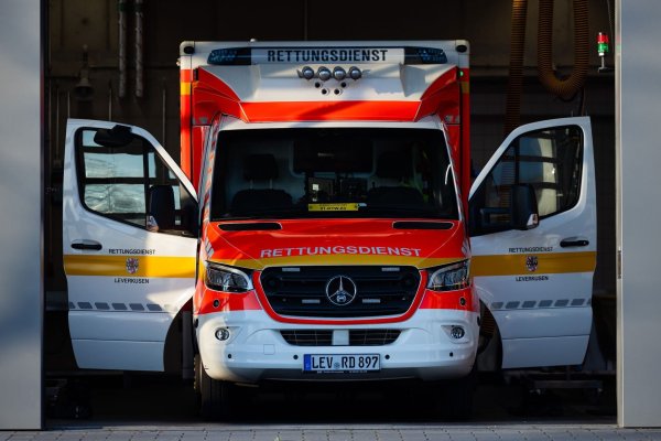 Ein Rettungswagen mit offenen Türen steht in einer Feuerwache. - © Rolf Vennenbernd/dpa/Symbolbild