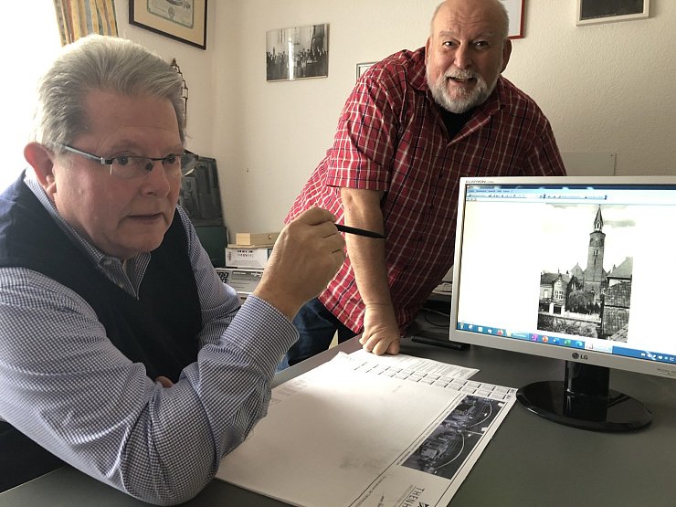 Die Schötmar-Chronisten bei der Arbeit: Jürgen Beckmann (links) und Jens Leuschner betrachten ein historisches Bild der Kilianskirche. - © Thomas Reineke