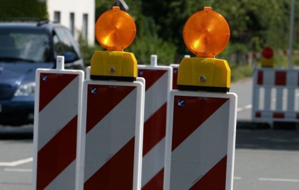 Wegen Schäden an der Bega-Brücke ist ein Abschnitt der Mittelstraße aus Sicherheitsgründen derzeit voll gesperrt. - © Symbolbild: LZ
