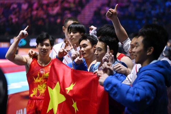 Das chinesische Turn-Team feiert den Sieg. - © Marijan Murat/dpa