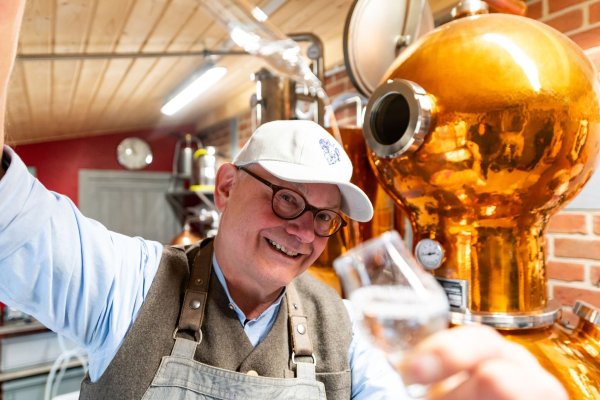 Gerhard Bosselmann kontrolliert in seiner Brennerei den von ihm gebrannten Heide-Gin. Er und weitere regionale Produzenten erfreuen sich trotz Krise einer hohen Nachfrage. - © Philipp Schulze/dpa