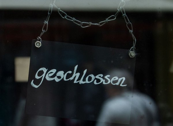 An einem Café hängt ein Schild mit der Aufschrift «geschlossen». - © Kira Hofmann/dpa-Zentralbild/ZB/Symbolbild
