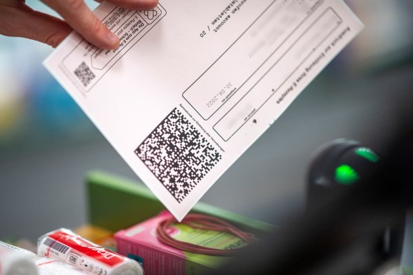Ein Apotheker scannt in seiner Apotheke den QR-Code eines E-Rezepts ein. - © David Inderlied/dpa/Archivbild