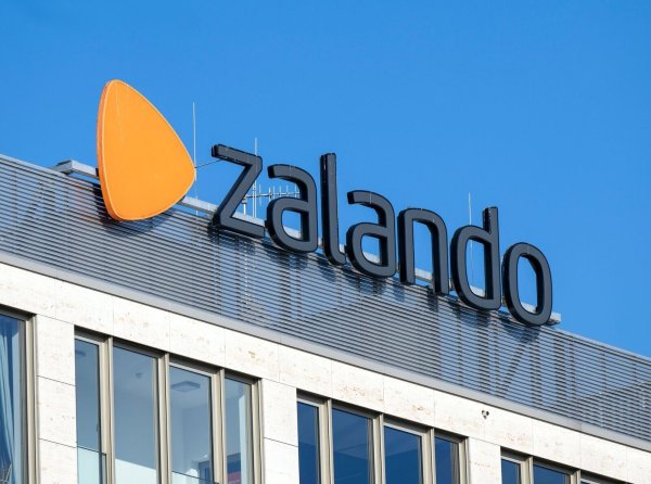 Das Logo des Online-Internethändlers Zalando auf einem Firmengebäude in Berlin. - © Monika Skolimowska/dpa-Zentralbild/dpa