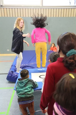 Angebot f&uuml;r Fl&uuml;chtlinge: Renate Fast geh&ouml;rt zum Dutzend der Ehrenamtlichen, die an der August-Hermann-Francke-Schule nach Schulschluss Sport mit den Kindern machen. - &copy; Vera Gerstendorf-Welle