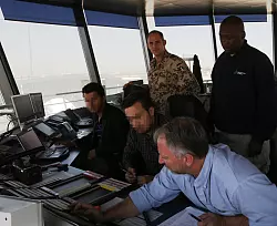 Tower Mazar-e Sharif: Major Oliver F. überwacht die Ausbildung der afghanischen Fluglotsen-Azubis. Zur Sicherheit sind ihre Gesichter unkenntlich gemacht worden. Wenn die internationalen Truppen abgezogen sind, sollen sie den Flugverkehr leiten. - © Bundeswehr/A. Schwarz