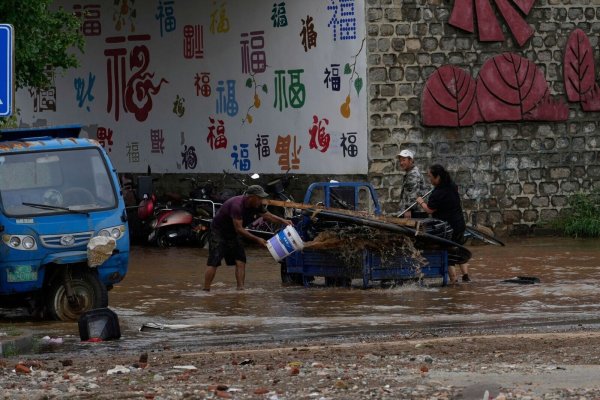 Die Behörden hatten vor schweren Unwettern gewarnt. - © Mahesh Kumar A./AP/dpa
