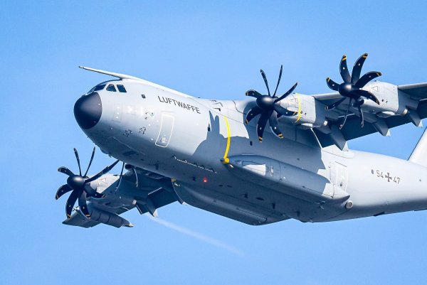 Zwei Airbus A400M der Luftwaffe sind auf dem Weg nach Jordanien, um anschließend Hilfsgüter über dem Gazastreifen abzuwerfen - © Sina Schuldt/dpa
