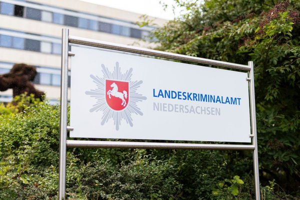 Beim LKA Niedersachsen liefen die Ermittlungen für Deutschland zusammen. - © Michael Matthey/dpa