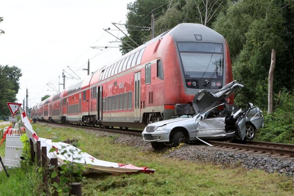 Zu dem Unfall mit dem Regionalexpress kam es an einem Bahnübergang. - © Christian Butt/dpa