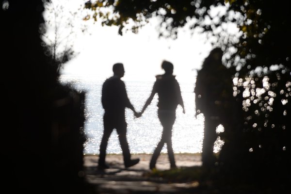 Männer können Frauen laut einer Studie an manchen Tagen besser riechen. (Symbolbild) - © picture alliance / dpa