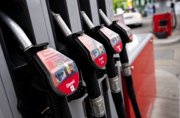 Die Preise für Diesel und Superbenzin haben sich in den vergangenen Jahren immer wieder angenähert. (Archivbild) - © Sven Hoppe/dpa