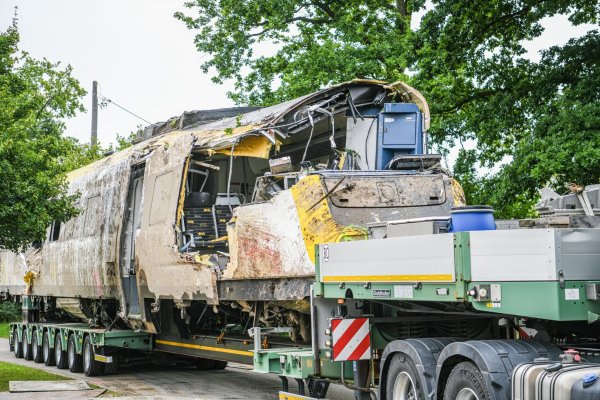 Ein Waggon ist zum Abtransport auf einen Tieflader verladen worden. - © Jason Tschepljakow/dpa