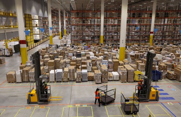 Ein Amazon-Logistikzentrum in Dummerstorf, Mecklenburg-Vorpommern. Der US-Konzern kündigt eine Lohnerhöhung für seine Logistik-Mitarbeiter in Deutschland an. - © Bernd Wüstneck/dpa