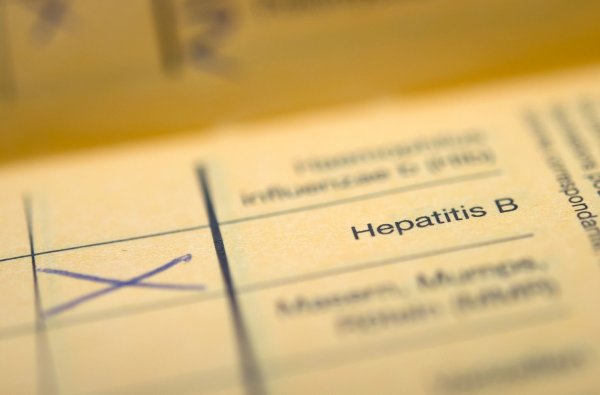 Der Schriftzug "Hepatitis B" in einem Impfpass. Hepatitis B kann Leberkrebs verursachen. - © picture alliance / dpa