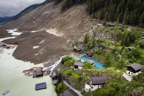 Ein Bergsturz zerstörte Ende Mai große Teile des Dorfes Blatten im Schweizer Kanton Wallis. (Archivbild) - © Michael Buholzer/KEYSTONE/dpa