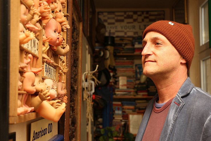 Den letzten Impuls zum Setzkasten, gest&uuml;ckt mit &bdquo;Kopff&uuml;&szlig;ler"-Puppen, hat Ralf Ellers von seiner Tochter bekommen. - &copy; Janet K&ouml;nig