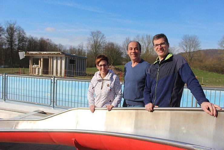 Freuen sich über die voranschreitenden Baumaßnahmen im Schiederaner Freibad: (von links) Dagmar Schultz (Vorsitzende des Fördervereins) und die Betreiber des Freibades, Rolf Stanislawski und Frank Erbs. - © Michaela Weiße