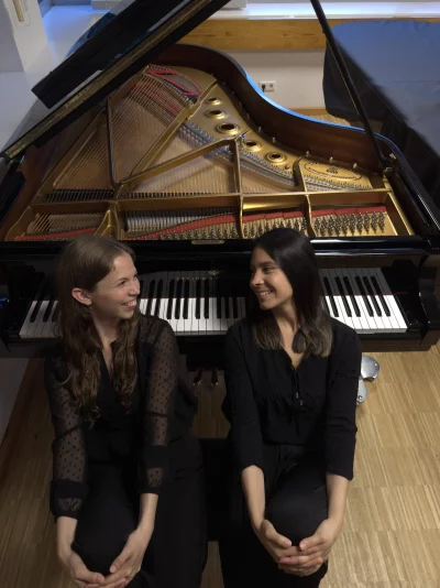 Daniela Jim&eacute;nez Carabantes (links) und Sara Rodriguez musizieren in der Christuskirche. - &copy; Bildrechte: Kirchengemeinde Detmold-West