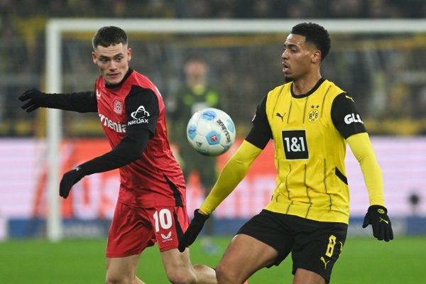 Leverkusens Florian Wirtz (l) blieb im Spiel bei Borussia Dortmund zunächst auf der Ersatzbank. - © Bernd Thissen/dpa