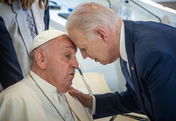 Vor seinem Abschied aus dem Weißen Haus ehrt Joe Biden den Papst auf besondere Weise. (Archivbild) - © Michael Kappeler/dpa
