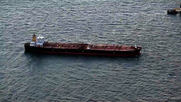 Der manövrierunfähige Öltanker «Eventin» wird aktuell auf die Reede vor dem Stadthafen Sassnitz geschleppt. Dort soll er am Sonntag eintreffen. - © Stefan Sauer/dpa