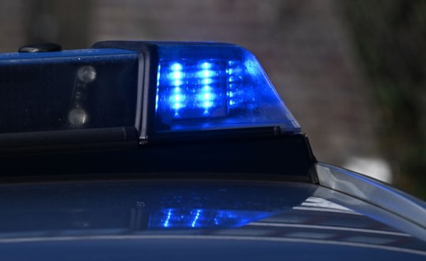 Drei Menschen wurden bei dem Unfall leicht verletzt. (Foto Ilustration) - © Bernd Weißbrod/dpa