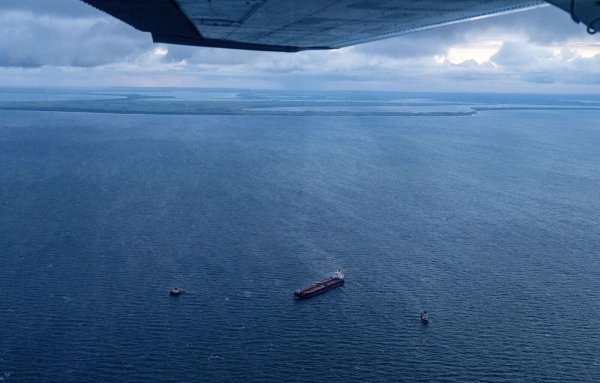 Zusätzliche Schiffe wurden zu dem havarierten Tanker und in dessen Nähe beordert. - © Stefan Sauer/dpa